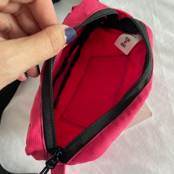 Year of Ours Runyon Waistpack Fanny Hip Bag in Hyperpink Pink - Picture 4 of 8